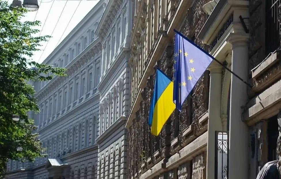 Флаг ЕС и Украины. Обложка © Shutterstock / FOTODOM / yarmrtsnk