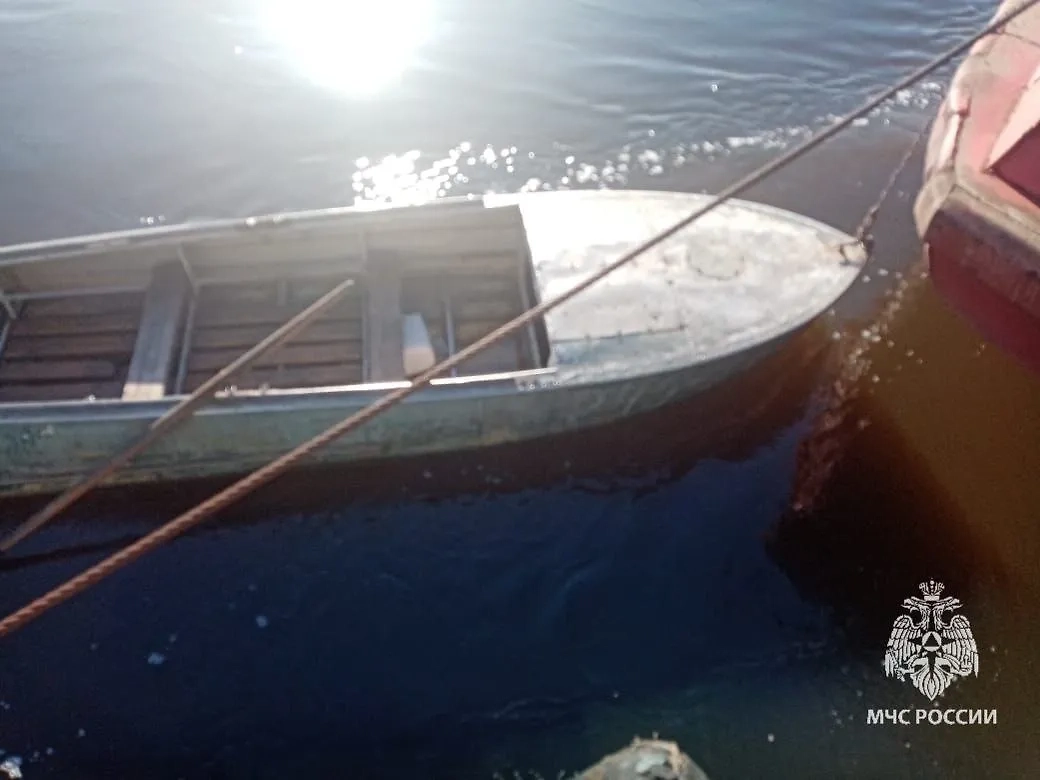 Лодка. Фото © Telegram / МЧС Удмуртии 