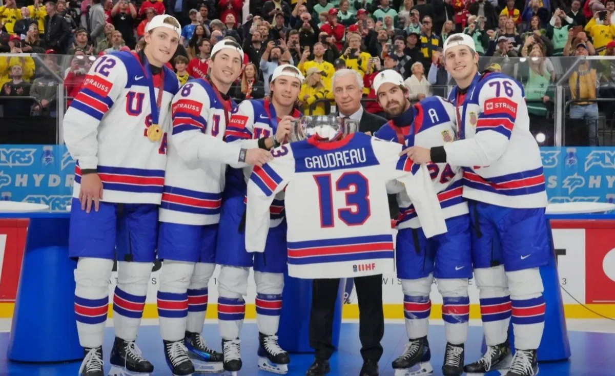 Американская хоккейная команда. Обложка © Facebook (соцсеть запрещена в РФ; принадлежит корпорации Meta, которая признана в РФ экстремистской) / USA Hockey