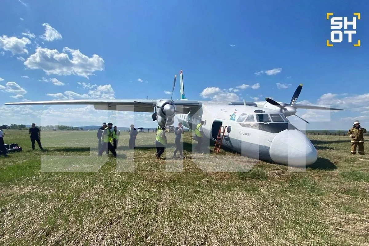 Самолёт выкатился за пределы ВПП в Иркутской области. Фото © SHOT