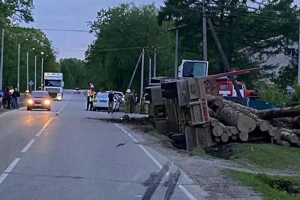 Лесовоз опрокинулся в кювет после ДТП в Хабаровской крае. Обложка © Telegram/ Госавтоинспекция Хабаровского края