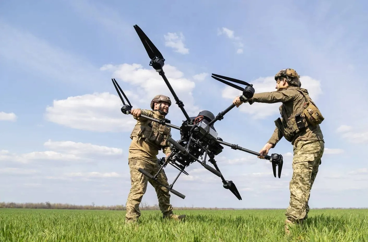 Солдаты ВСУ с дроном «Баба Яга». Обложка © Wikipedia.org / АрмияИнформ