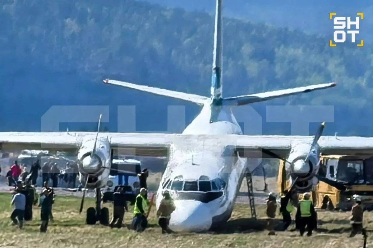 Самолёт выкатился за пределы ВПП в Иркутской области. Фото © SHOT