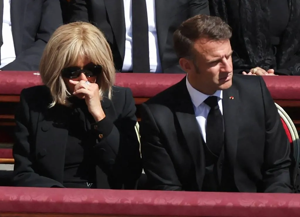 Президент Франции Эмманюэль Макрон и первая леди Франции Брижит. Обложка © IPA/ABACA/Iacobucci Marco