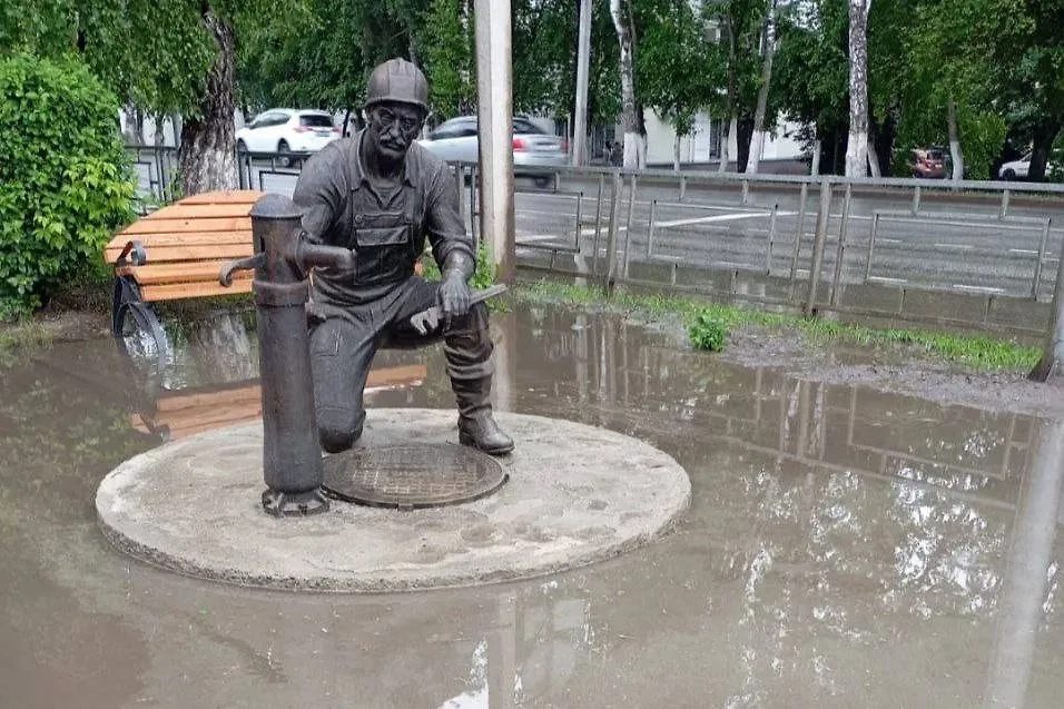 Памятник Коммунальщикам. Обложка © Telegram/ Пастухов на связи