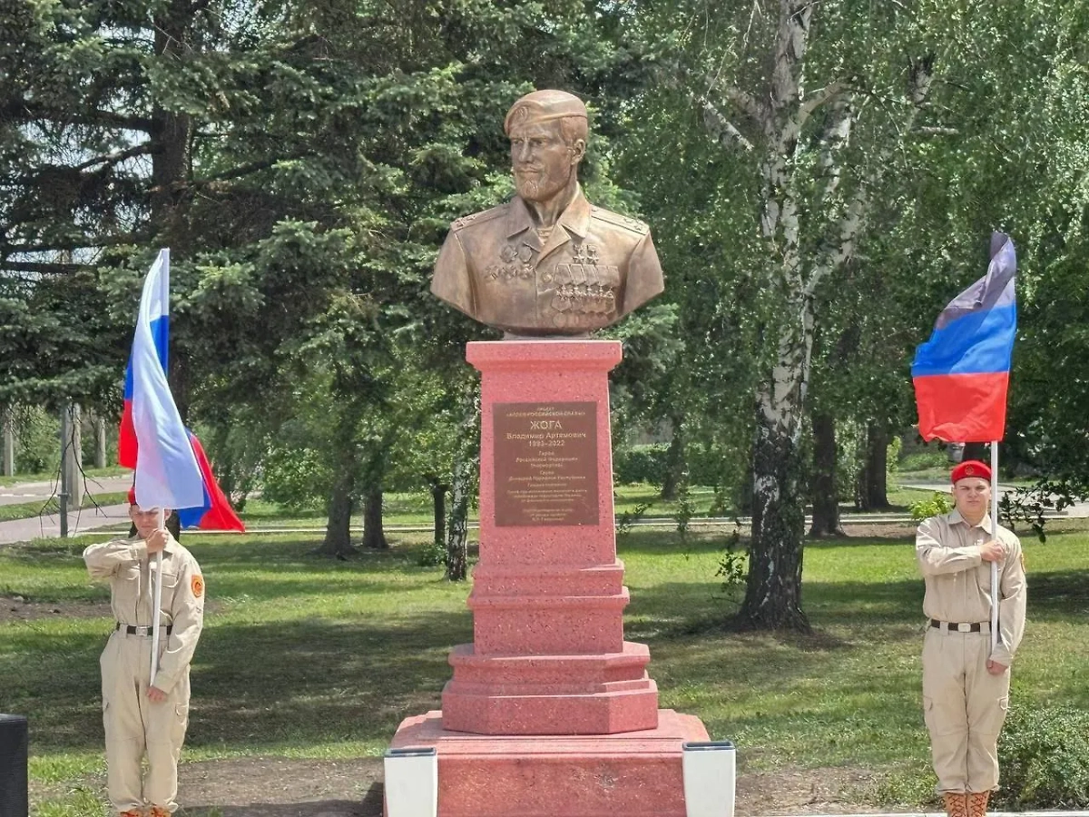 В Ясиноватой ДНР открыли памятник Владимиру Жоге. Обложка © Telegram/ ЖОГА