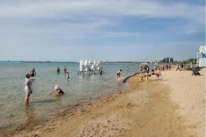 Туристы отдыхают на пляжах Анапы, несмотря на мазут. Обложка © Telegram / Осташко!Важное