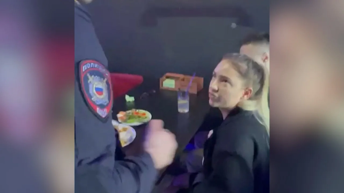 Фото задержания задержания девушки в московском баре. Обложка © SHOT