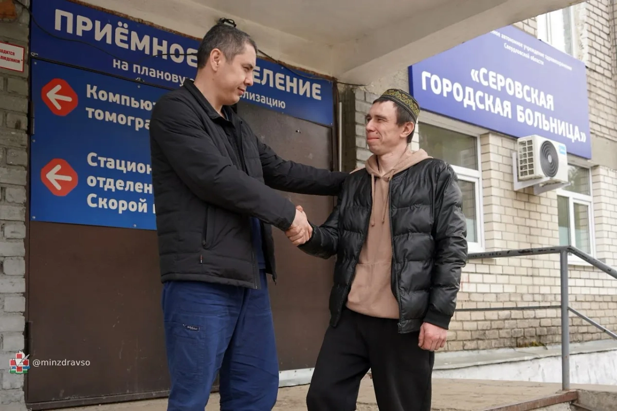 Спасённый пациент (справа). Обложка © Минздрав Свердловской области