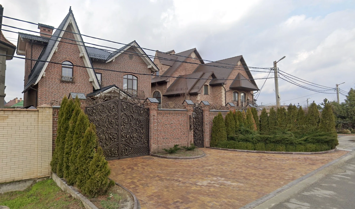 Домовладения семьи Сергея Галицкого в посёлке «Поле чудес». Фото © Google Maps