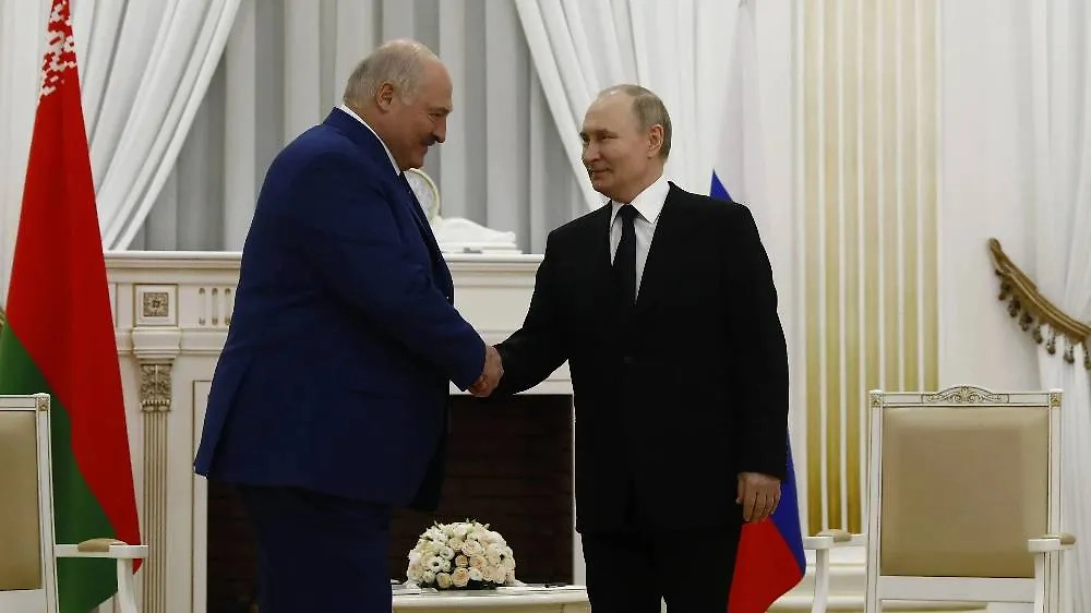 Александр Лукашенко и Владимир Путин. Обложка © Life.ru