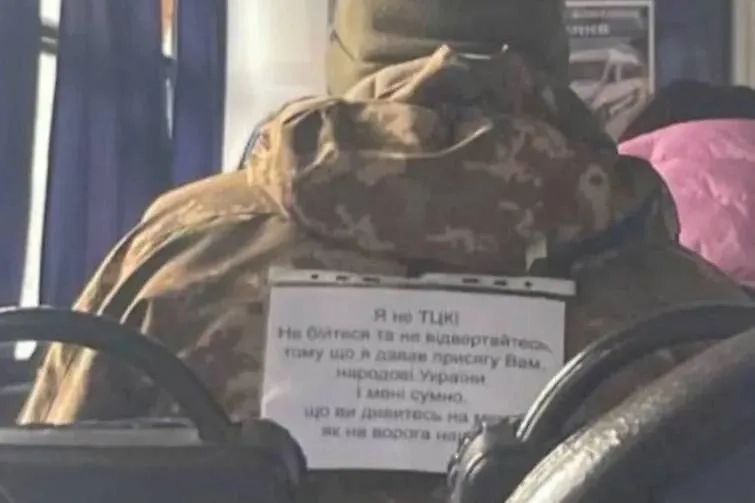 Вэсэушник в городе прицепил к своей форме объявление: «Я не ТЦК! Не бойтесь и не отворачивайтесь потому, что я давал присягу народу Украины и мне грустно, что вы смотрите на меня как на врага нации». Фото © TikTok