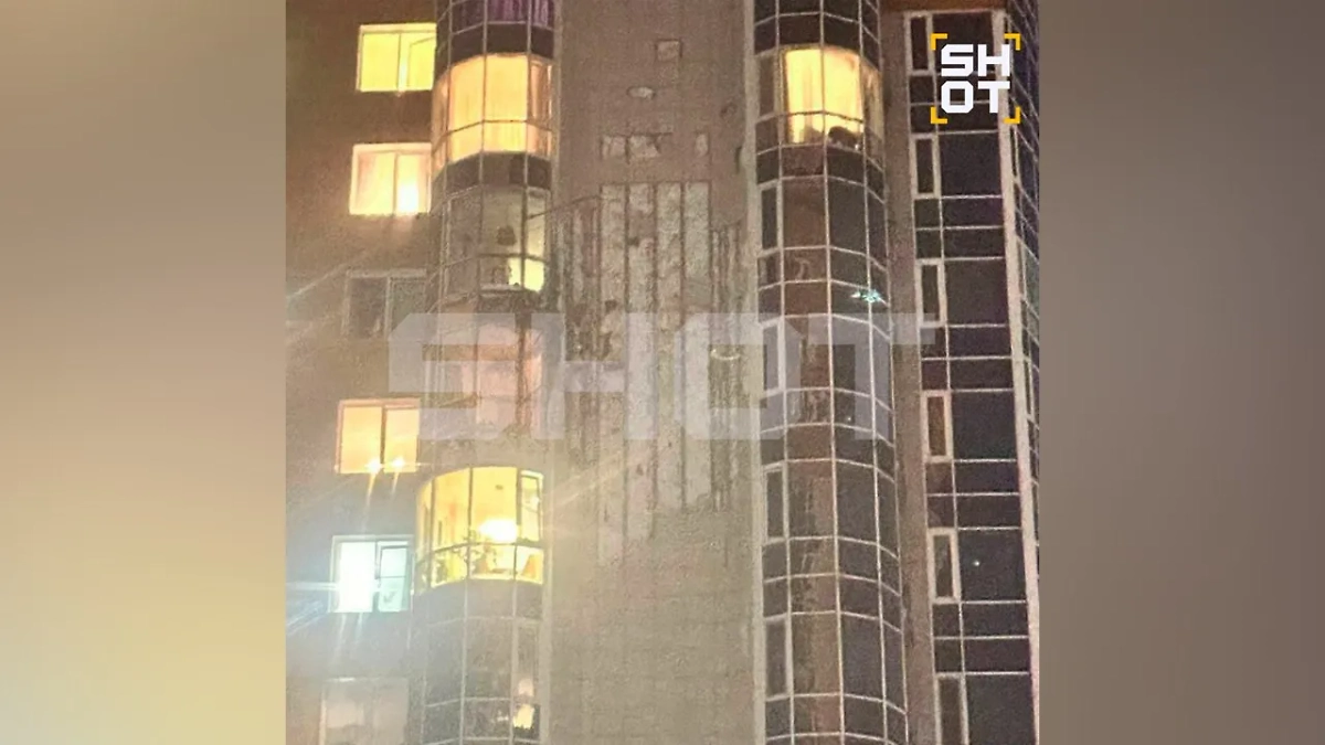 Дом на юго-западе Москвы получил повреждения от обломков сбитого БПЛА. Фото © Telegram / SHOT