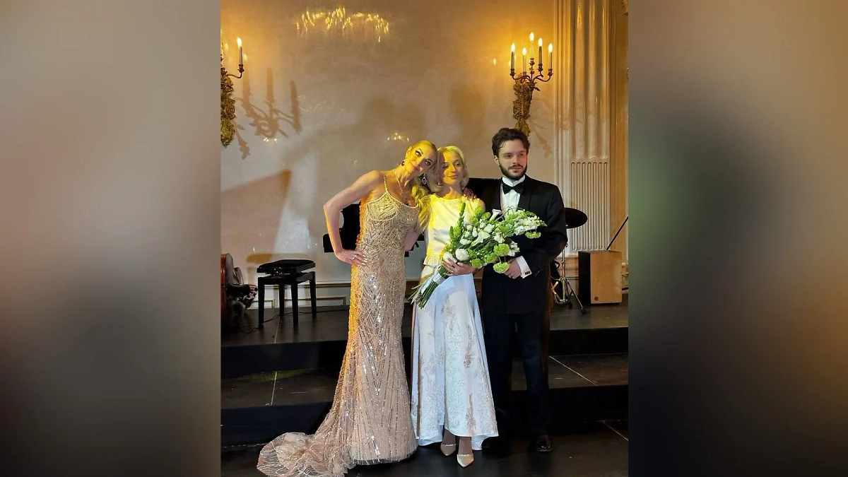 Анастасия Волочкова с дочкой и будущем зятем. Обложка © Instagram (признан экстремистской организацией и запрещён на территории Российской Федерации)/volochkova_art