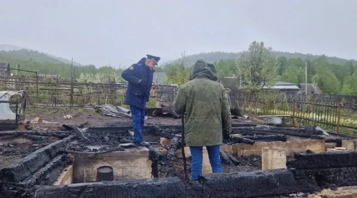 Пепелище дома в Байкальске, где убили детей. Обложка © Прокуратура Иркутской области