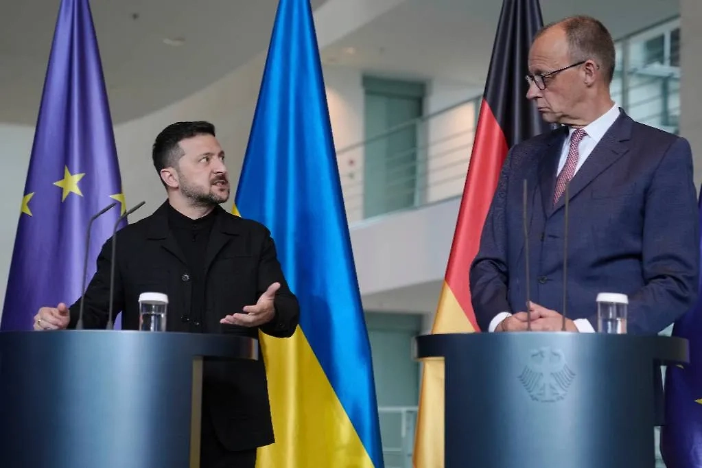 Глава киевского режима Зеленский и канцлер Германии Мерц. Фото © ТАСС / AP / Markus Schreiber