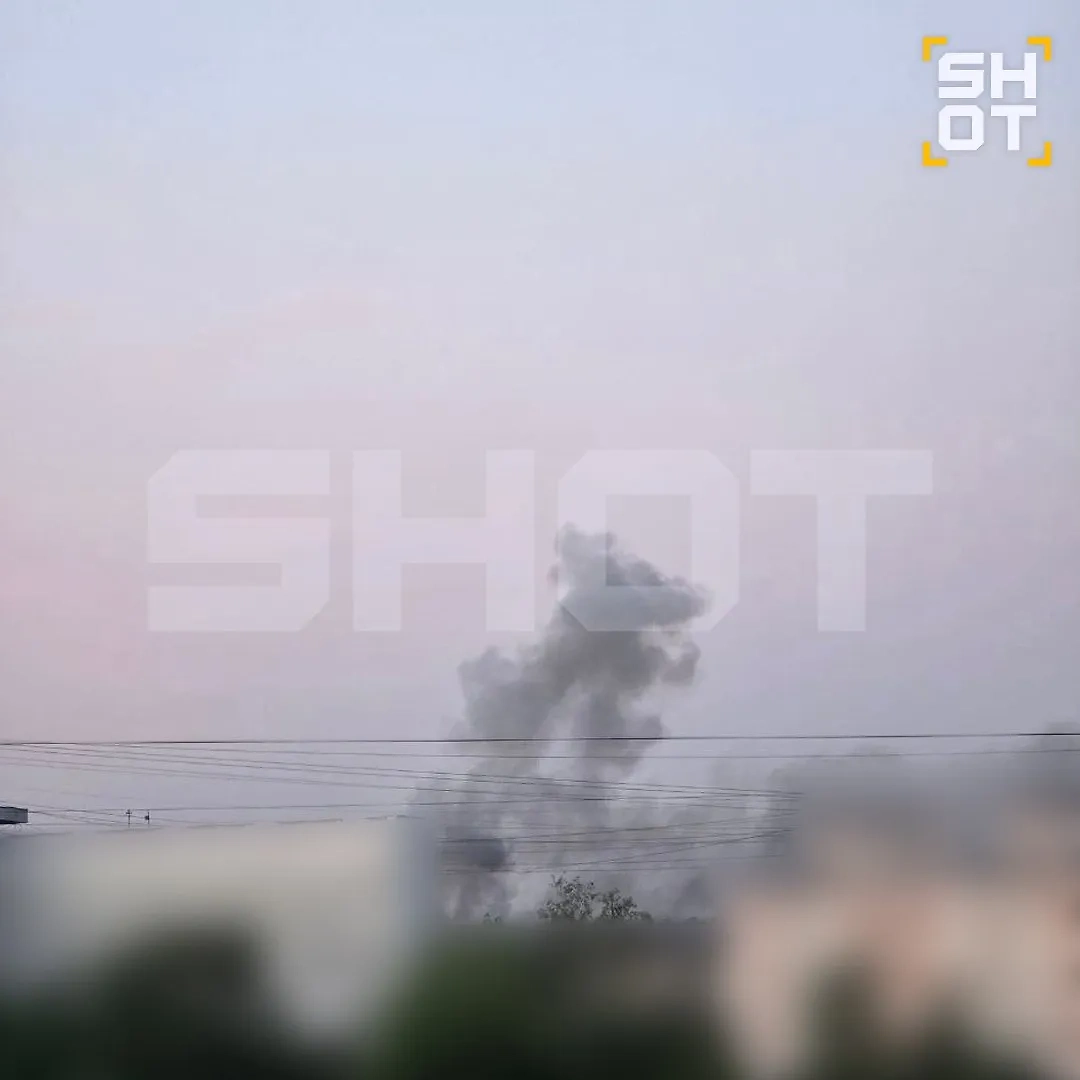 Дым над промзоной Зеленограда. Фото © Telegram / SHOT