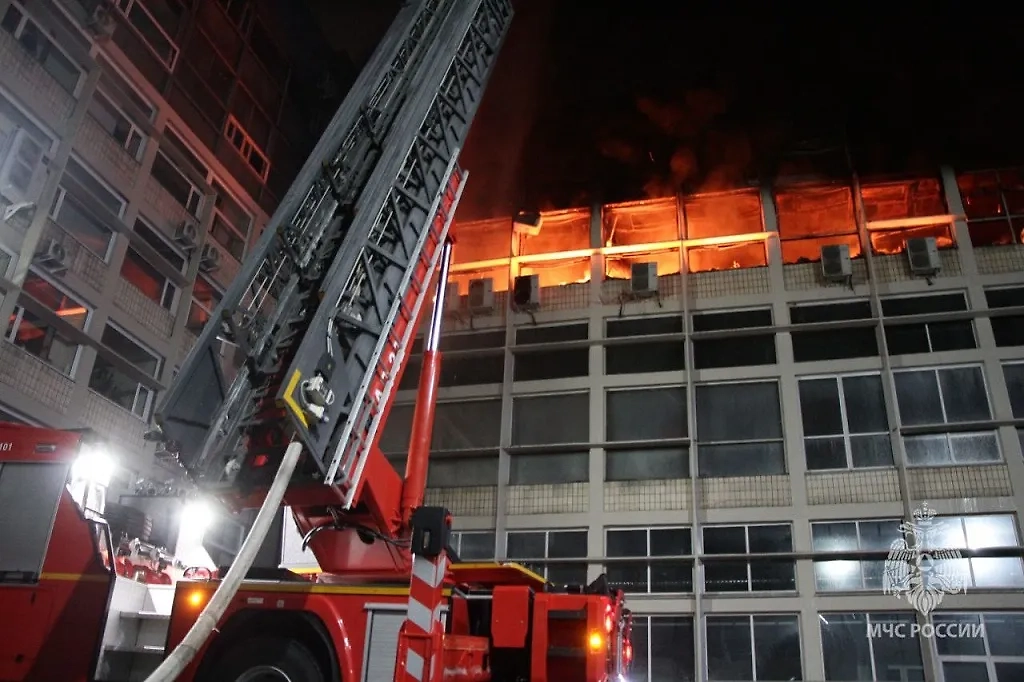 Тушение пожара на заводе «Авангард» в Санкт-Петербурге. Обложка © Telegram / МЧС Санкт-Петербурга