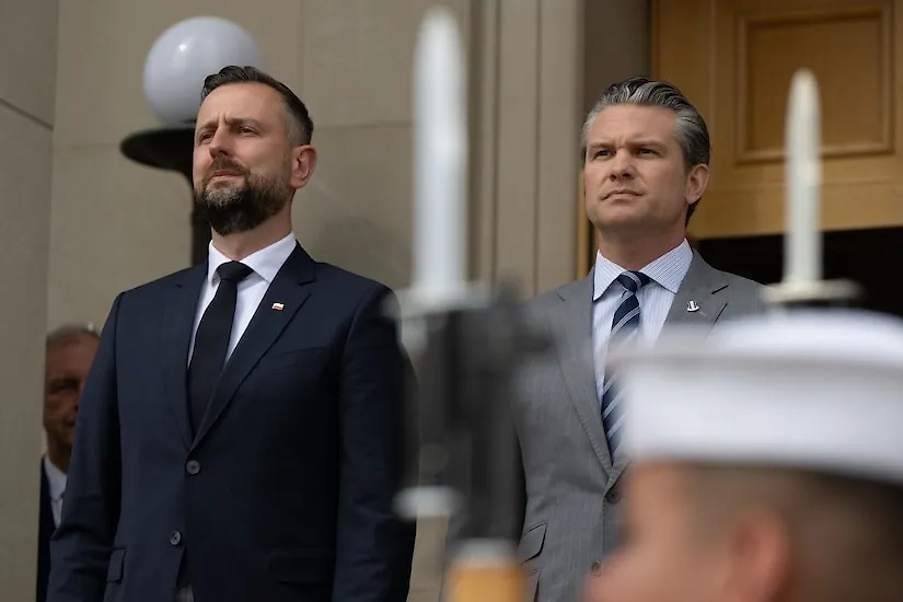 Шеф Пентагона Пит Хегсет (справа) принял в Вашингтоне заместителя премьер-министра и министра обороны Польши Владислава Косиняка-Камыша. Обложка © Пентагон