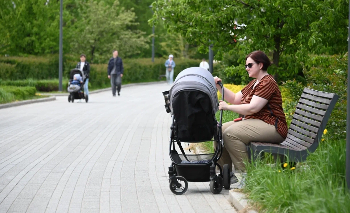 Семьи с детьми ждёт перерасчёт пособия. Фото © Life.ru