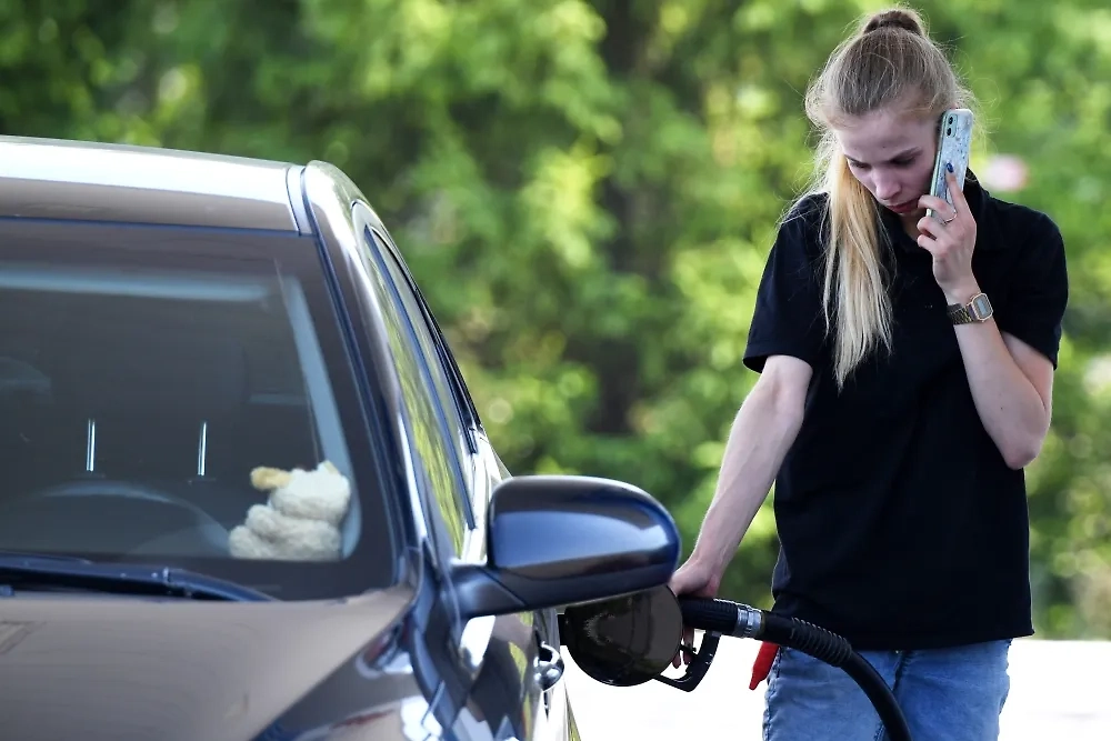 Экономисты сделали прогноз цен на бензин с 1 июня. Обложка © РИА «Новости» / Максим Богодвид