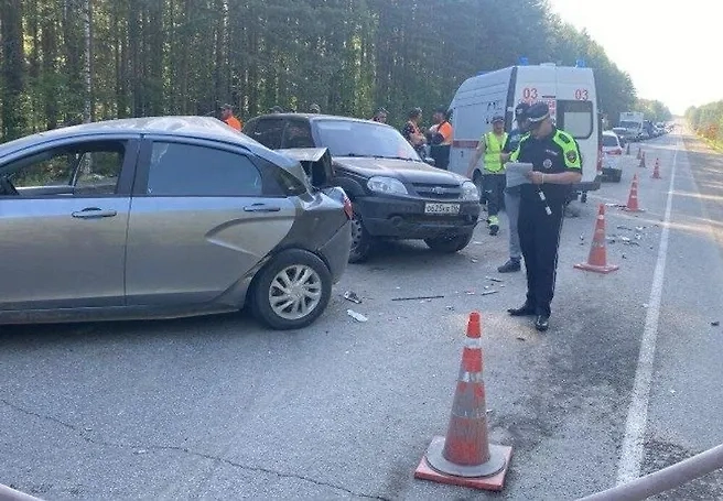 Место ДТП со скорой под Екатеринбургом. Обложка © УГИБДД по Свердловской области