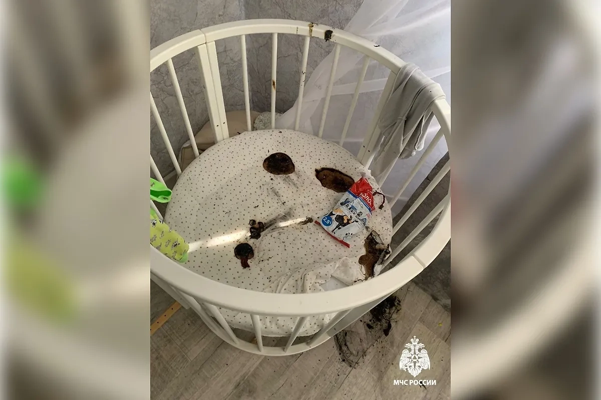 Последствия работы фена в детской кровати. Фото © Telegram / МЧС Башкортостан