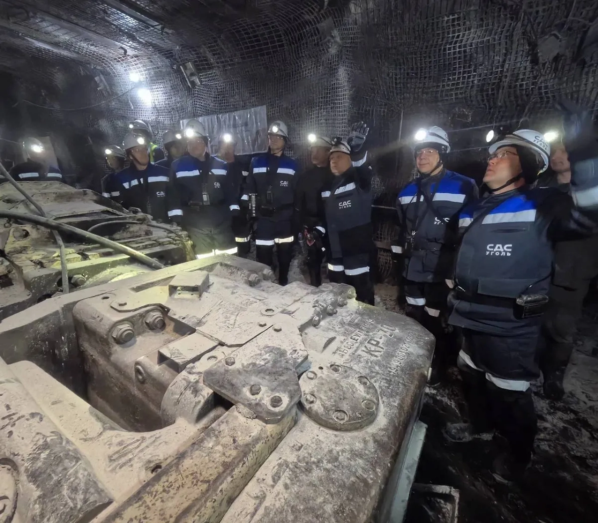 Губернатор Кузбасса Илья Середюк в очистном забое шахты «Южная». Обложка © Telegram / Илья Середюк