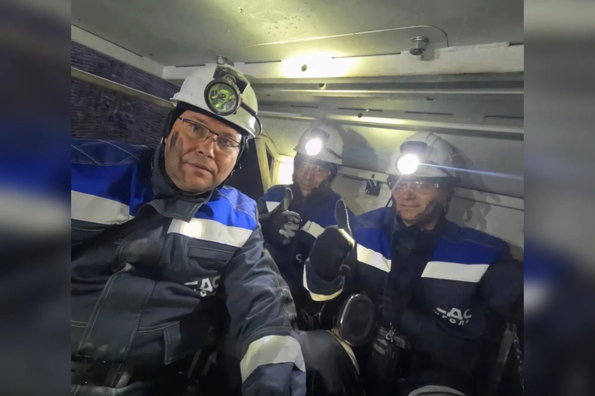 Губернатор Кузбасса Илья Середюк вместе с делегацией правительства РФ спустился в очистной забой шахты «Южная». Обложка © Telegram / Илья Середюк