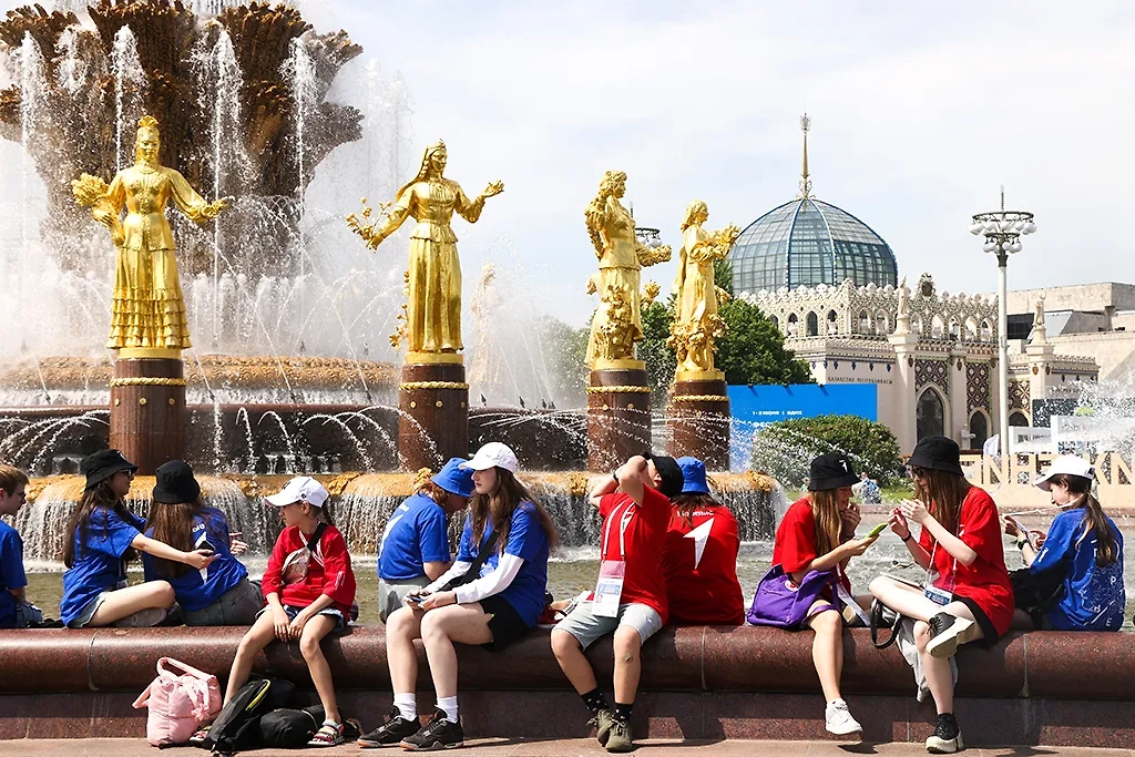 Празднование на ВДНХ. Фото © ТАСС / Александр Щербак