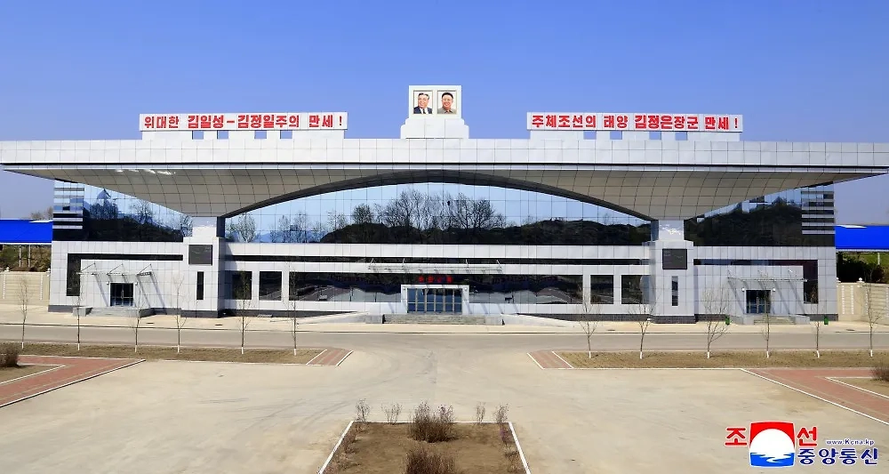 Обновлённая ж/д станция КНДР на границе с Россией. Обложка © kcna.kp