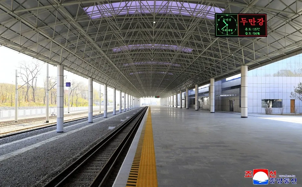 Обновлённая ж/д станция КНДР на границе с Россией. Обложка © kcna.kp