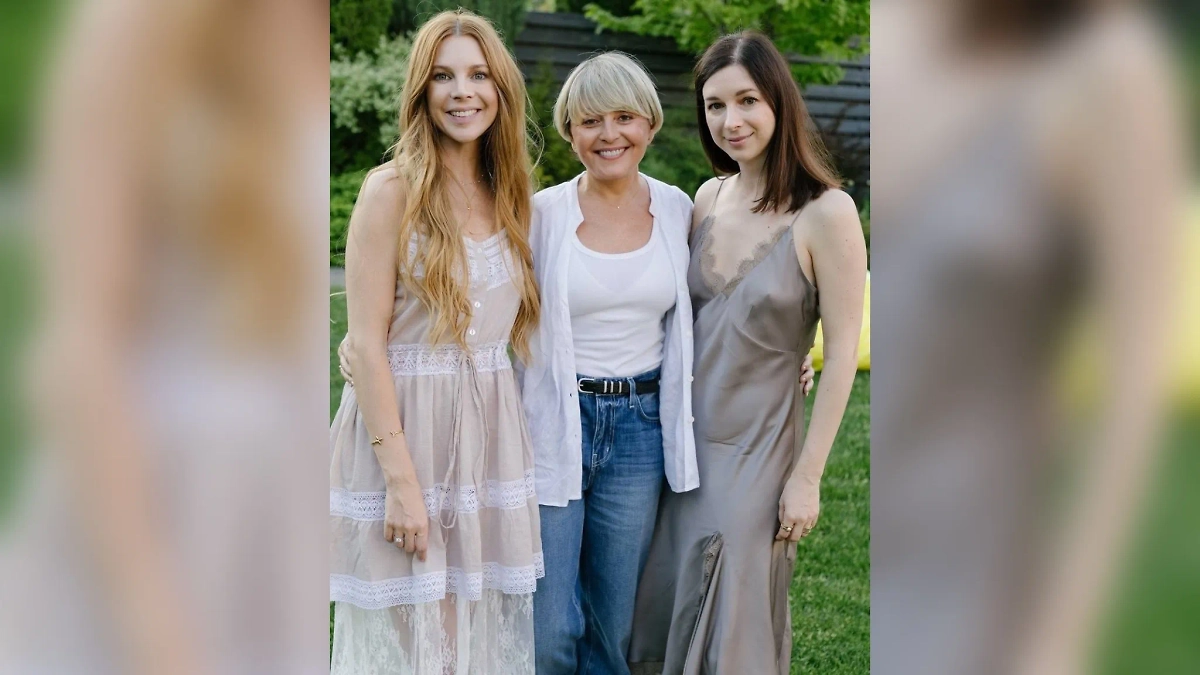 Анжелика Варум (в центре). Обложка © Instagram (признан экстремистской организацией и запрещён на территории Российской Федерации) / avarum