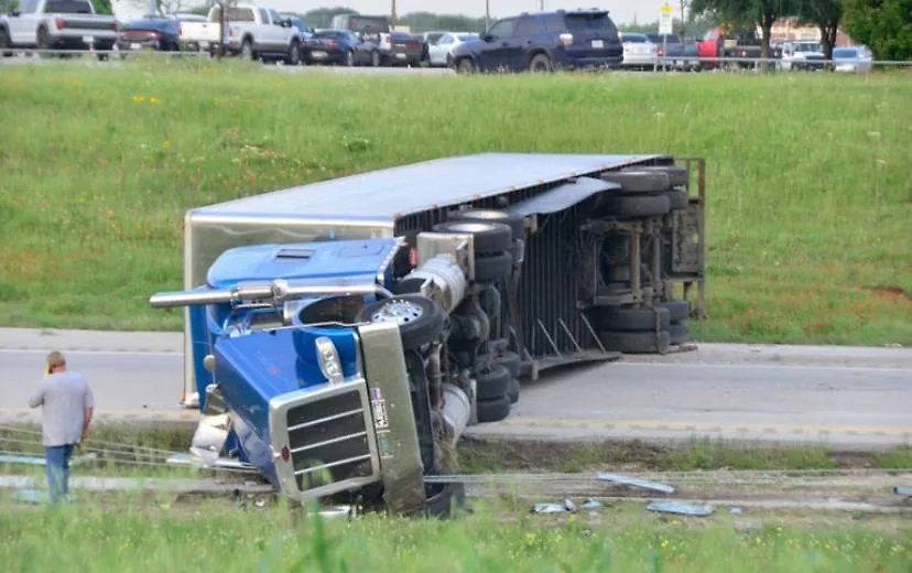 Грузовик с монетами перевернулся на трассе в США. Обложка © Х /roostergm