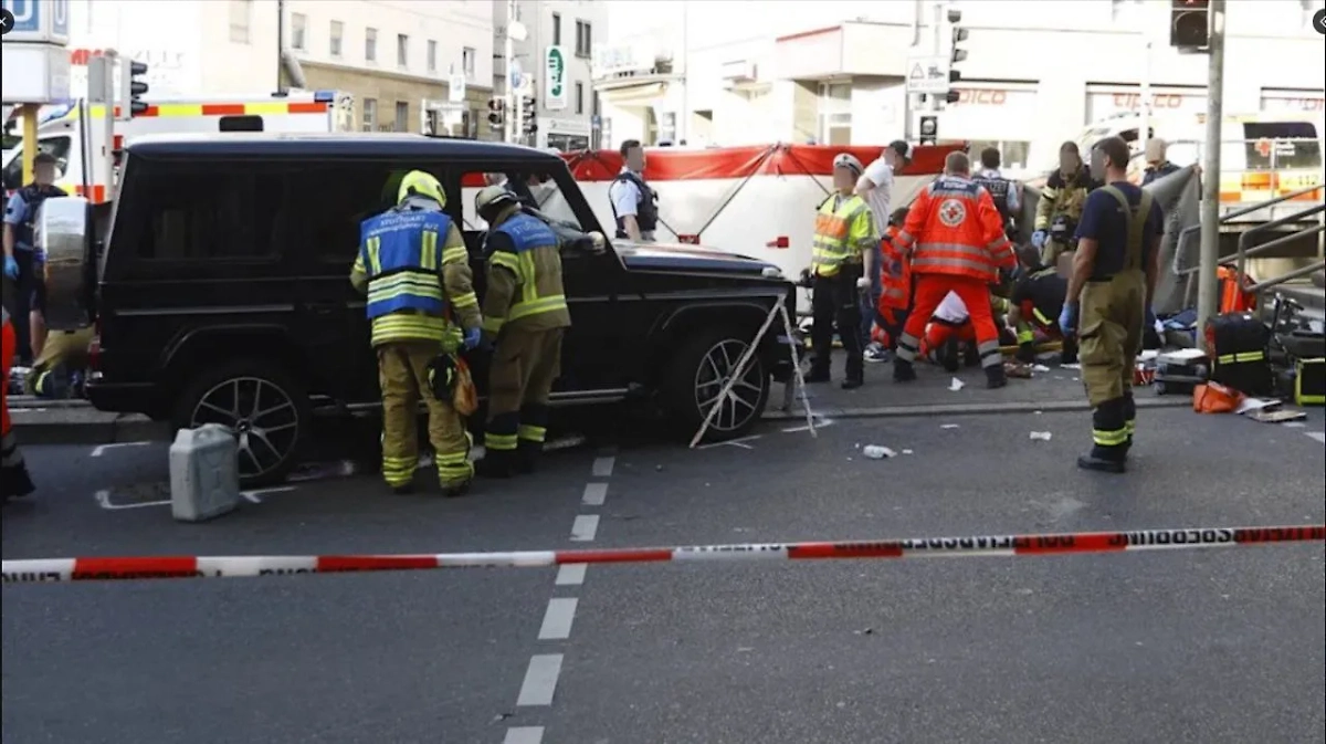 Автомобиль наехал на толпу пешеходов в Штутгарте. Обложка © X/ AUF1TV