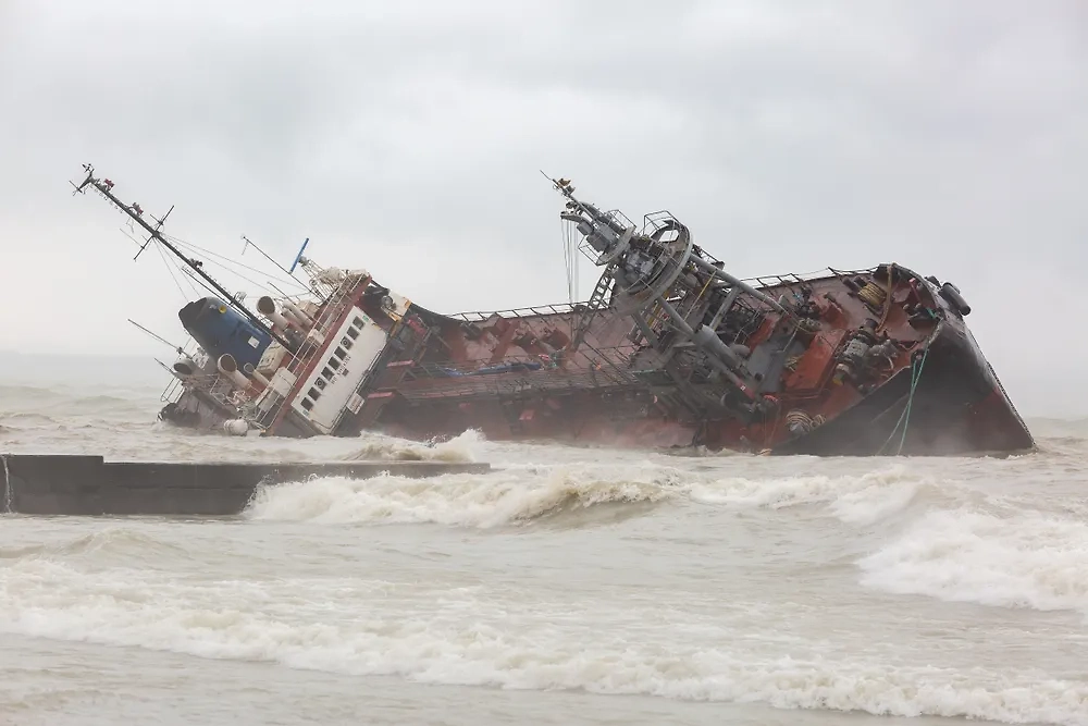 Судно с гуманитаркой для сектора Газа тонет у берегов Мальты после атаки БПЛА. Обложка © Shutterstock / FOTODOM / Andrew Key