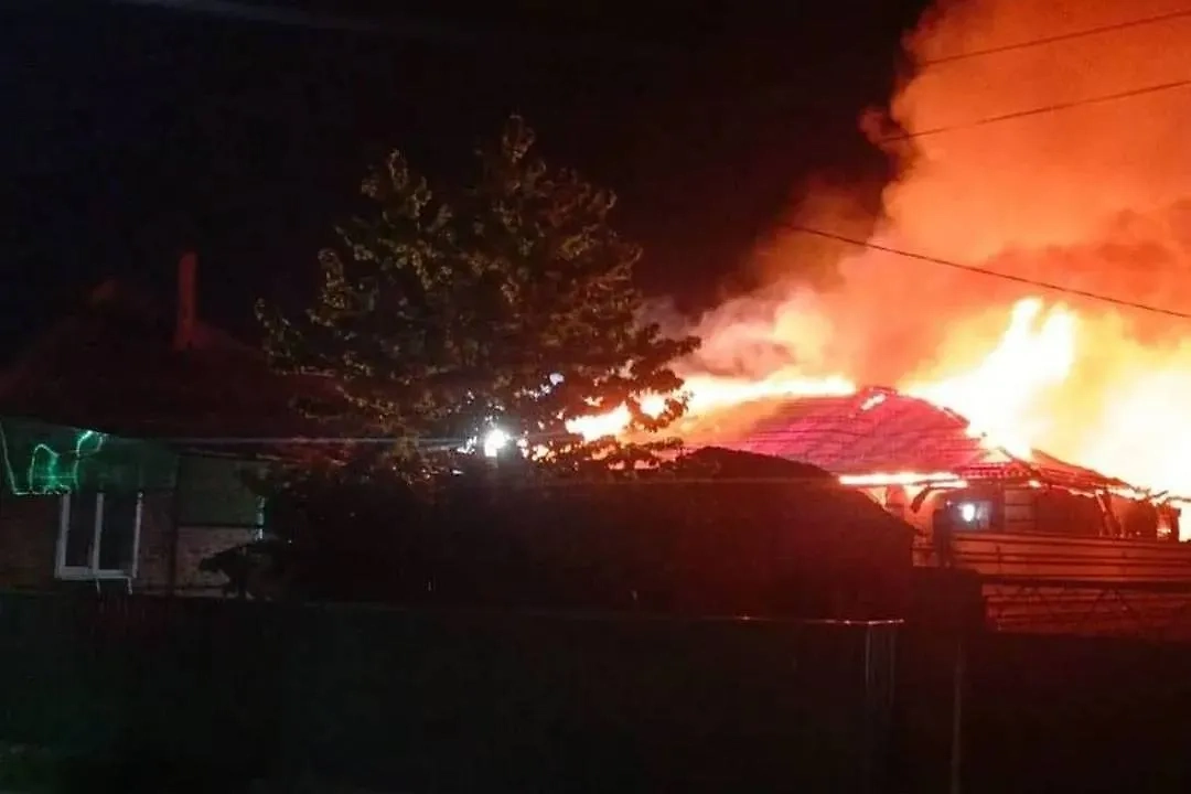 Загоревшийся в результате падения обломков БПЛА дом. Обложка © Telegram / SHOT