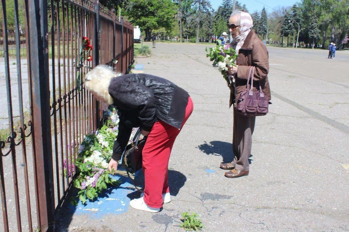 Стихийный мемориал в Одессе. Обложка © Telegram / Захар Прилепин
