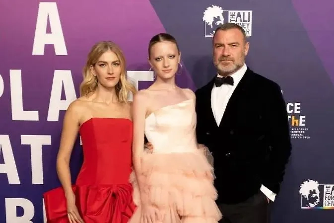 Сын Лива Шрайбера считает себя девочкой и одевается в платья. На фото отец и сын на гала-концерте в поддержку бездомной молодёжи ЛГБТ*. Фото © Telegram / Хуже и не скажешь