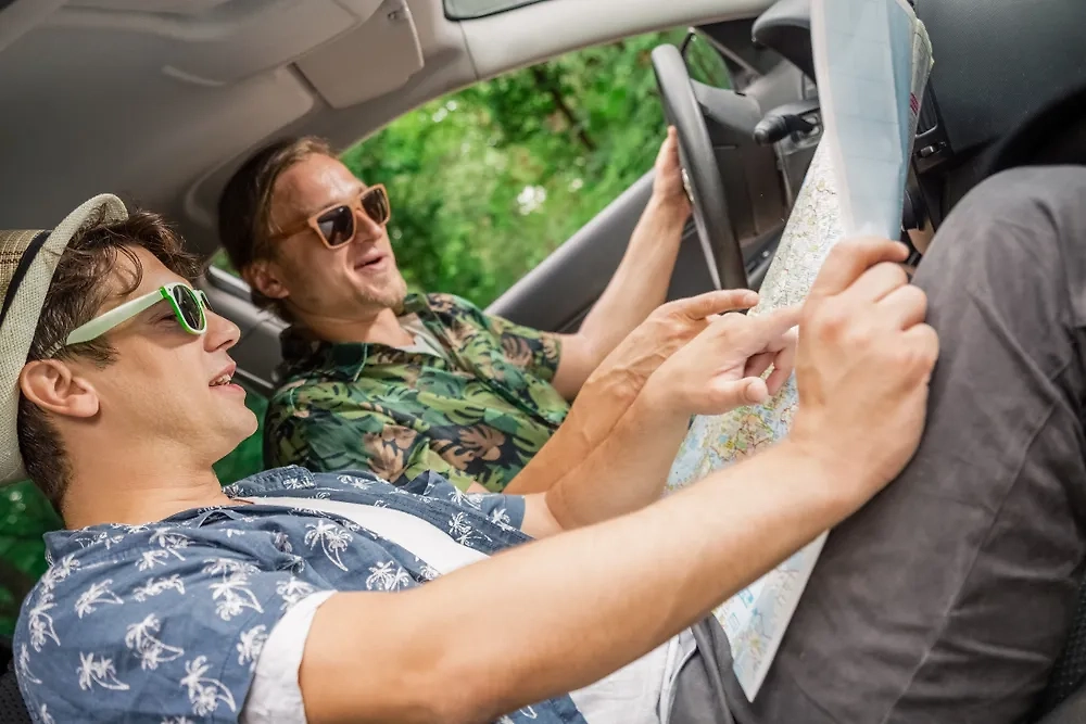 Люди в авто. Обложка © Shutterstock / FOTODOM / zoff