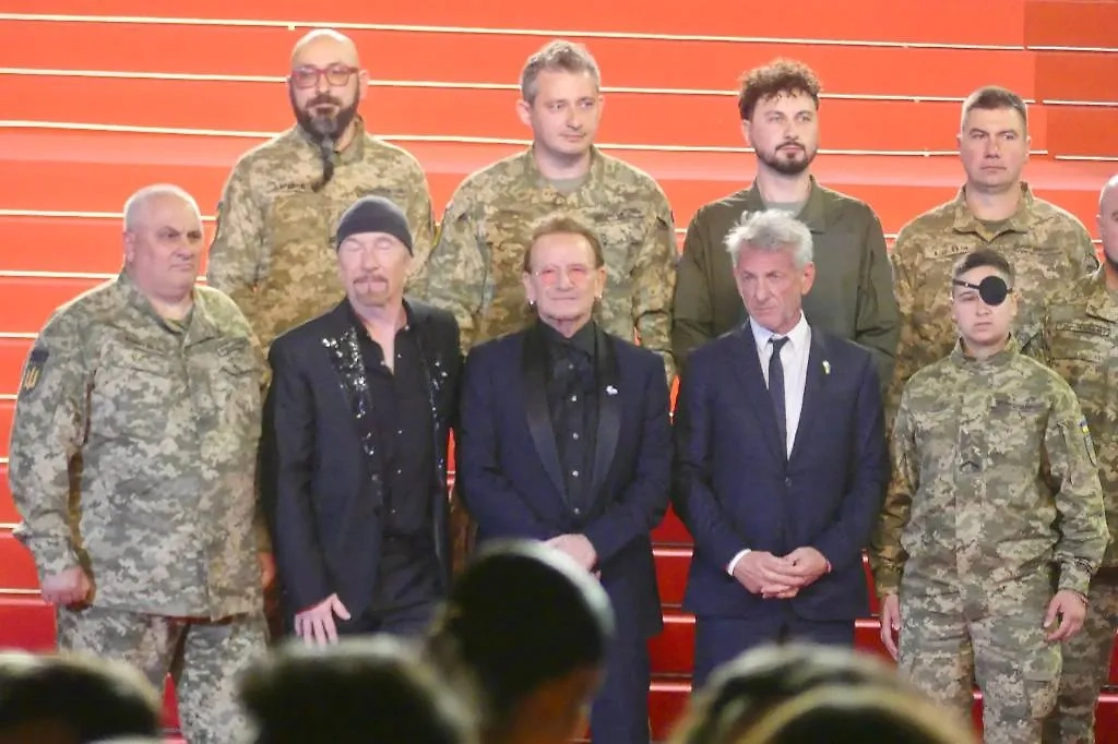 Боевики ВСУ, Шон Пенн и Боно пиарят фильм «История капитуляций» на 78-м Каннском фестивале. Фото © ТАСС / Zuma