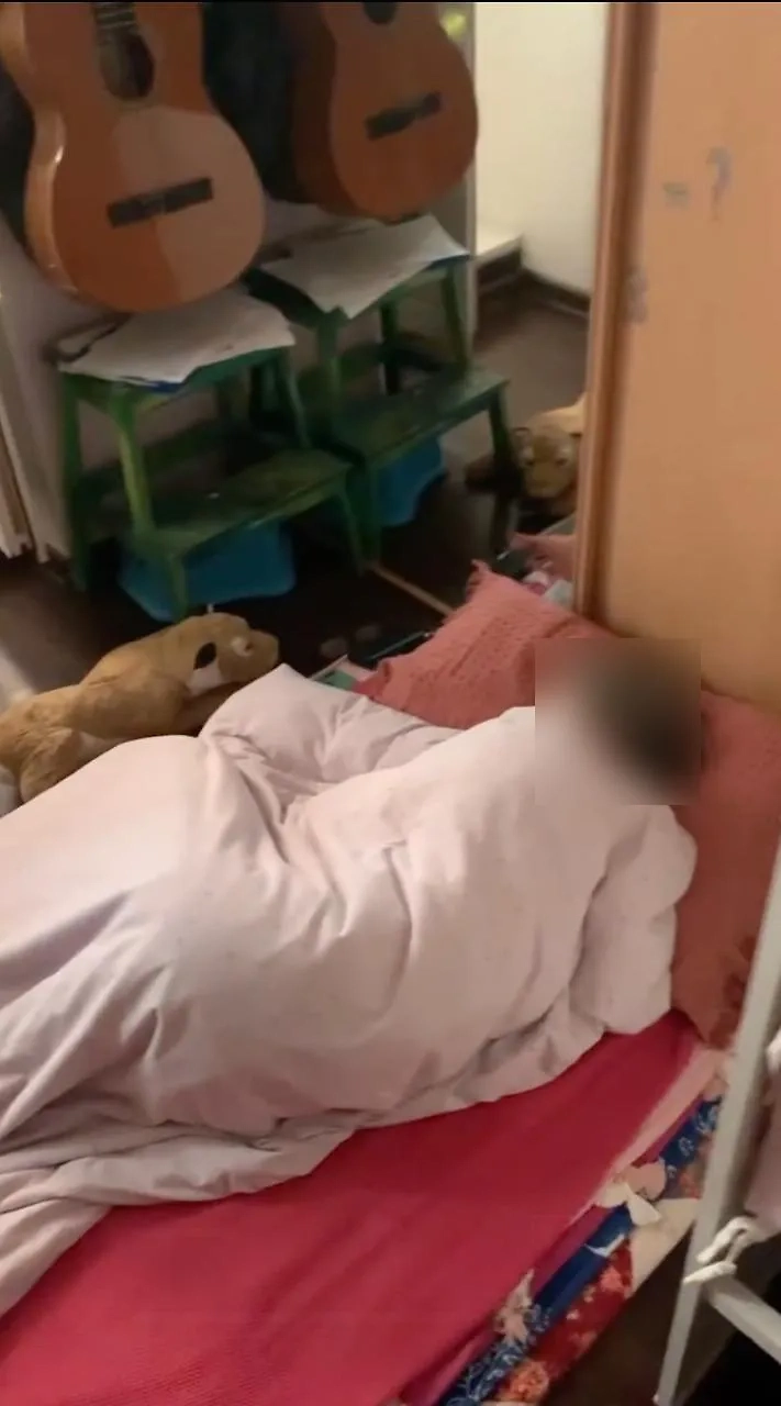 Соседи Марии спят прямо на полу. Фото © Из личного архива Марии