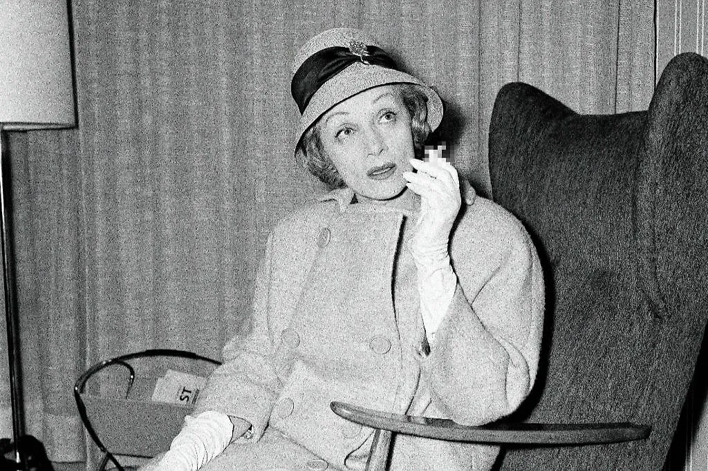 Марлен Дитрих утверждала, что похудела с помощью курения. Такой способ вредит вашему здоровью. Фото © ТАСС / AP / Kreusch