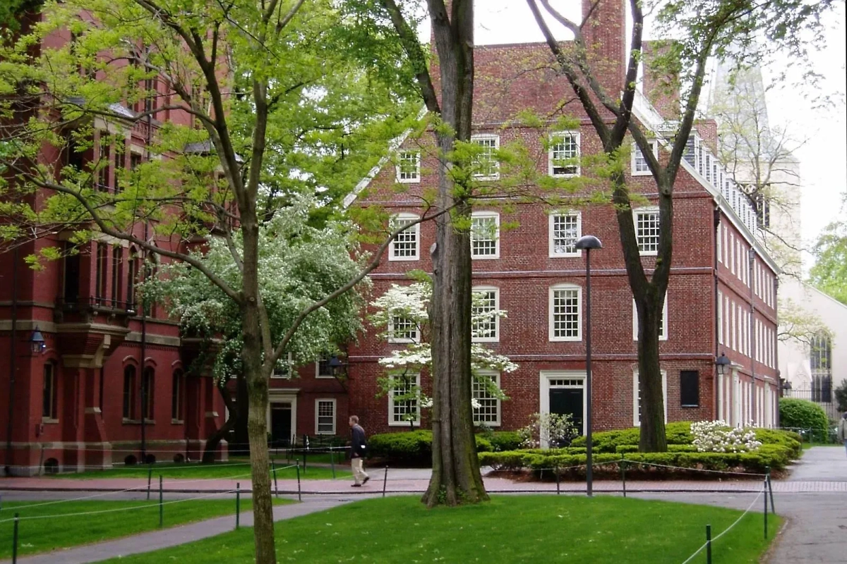 Здание Гарварда. Обложка © Wikipedia / Muns