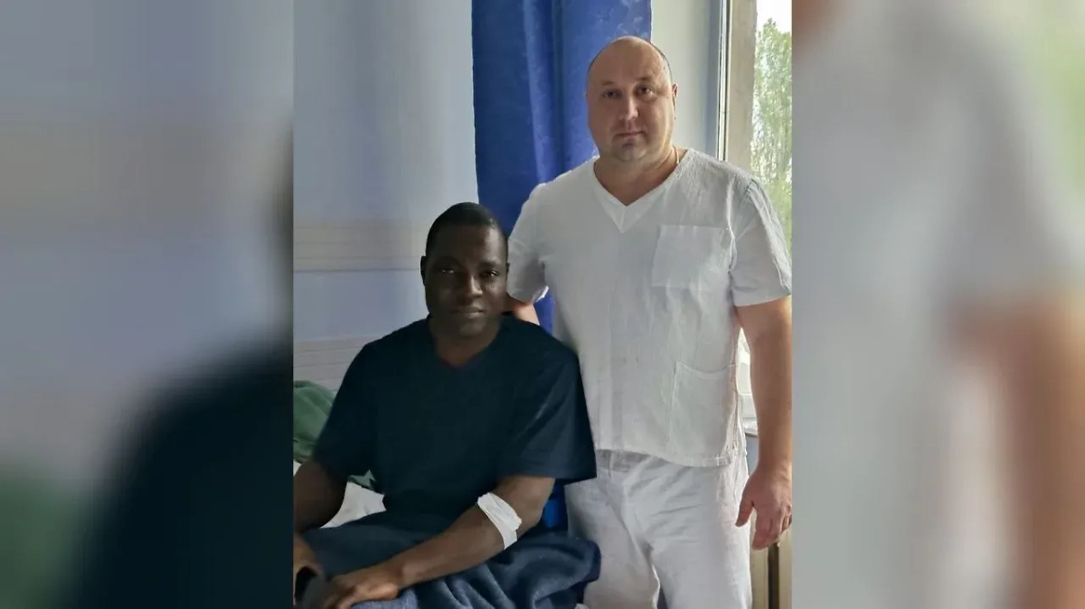 Пациент из Нигерии с врачом-спасителем. Обложка © Telegram / Минздрав Липецкой области