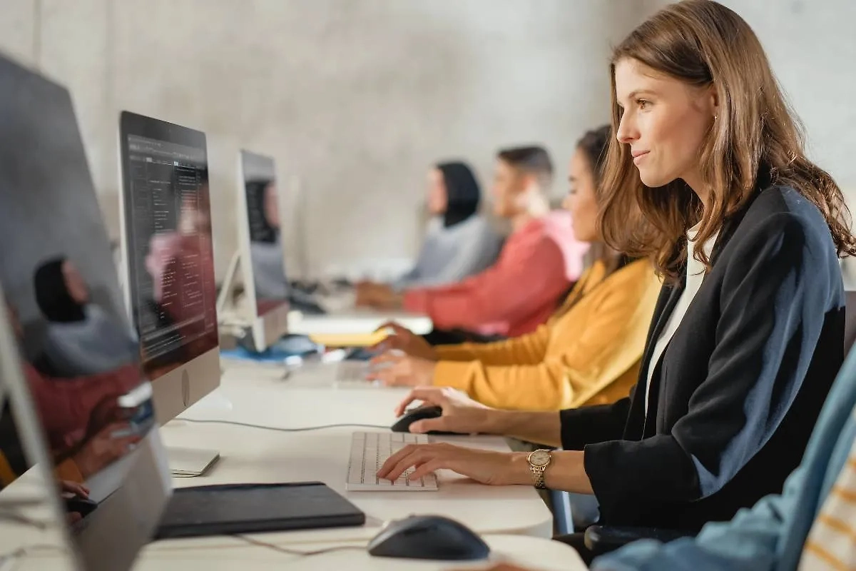 Обложка © Shutterstock / FOTODOM / Gorodenkoff