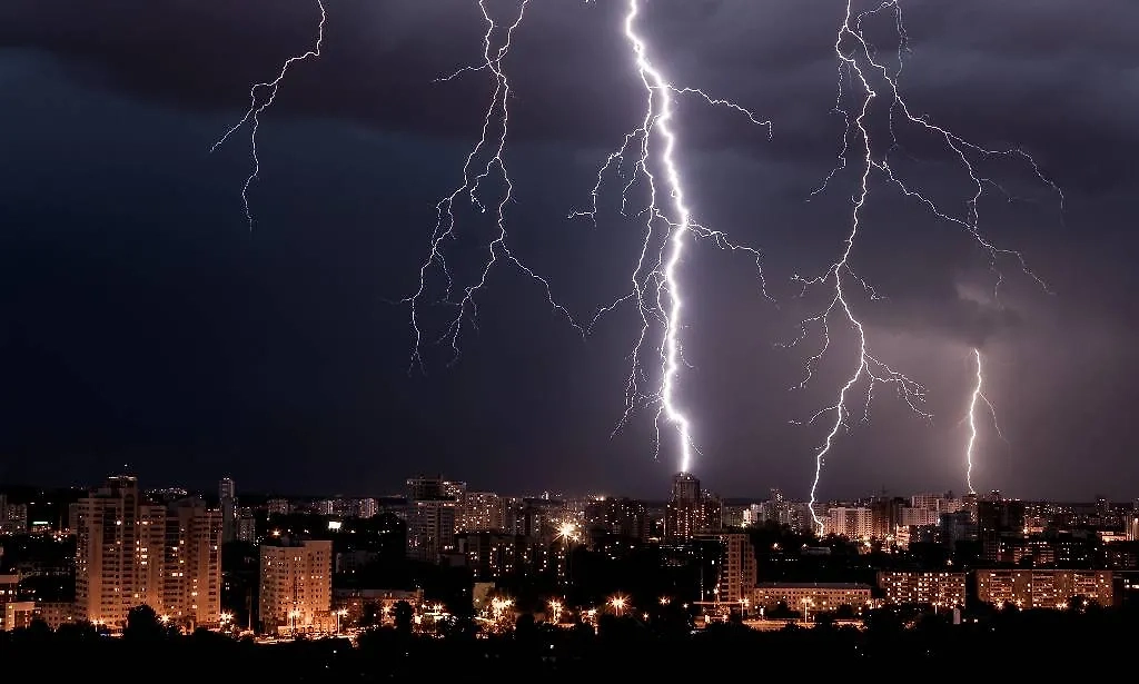 Молния. Обложка © Shutterstock / FOTODOM / Pelagija