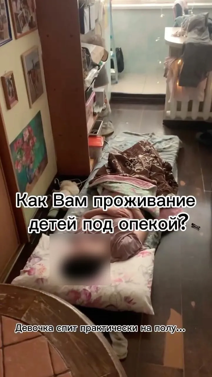 Мария обращает внимание на условия проживания приёмных детей своей матери. Фото © Из личного архива Марии