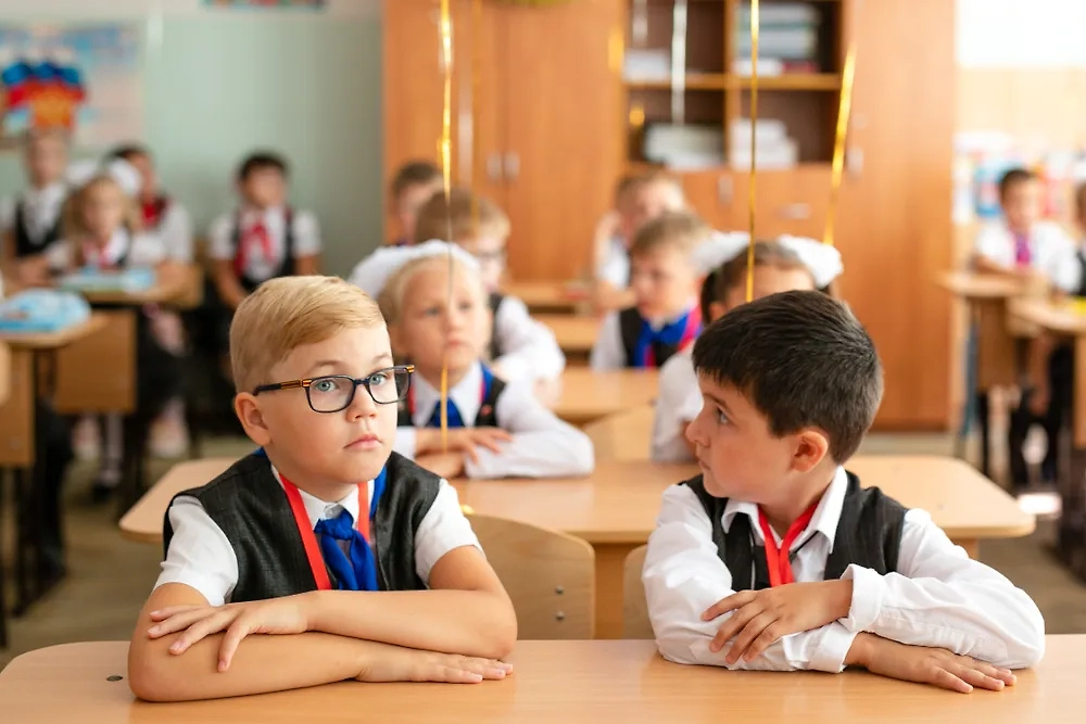 Школьники. Обложка © Shutterstock / FOTODOM / Lena May