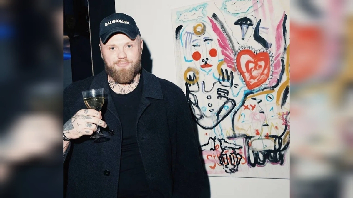 Игорь Исполин рядом с картиной «Легенда». Обложка © Instagram (признан экстремистской организацией и запрещён на территории Российской Федерации)/ igorispolin